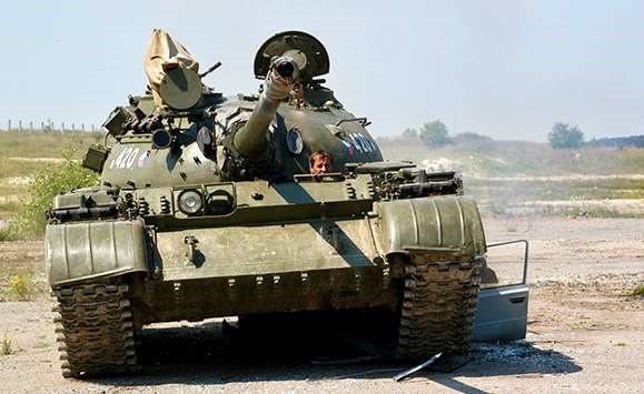Image for page Battle tank driving - STANDARD